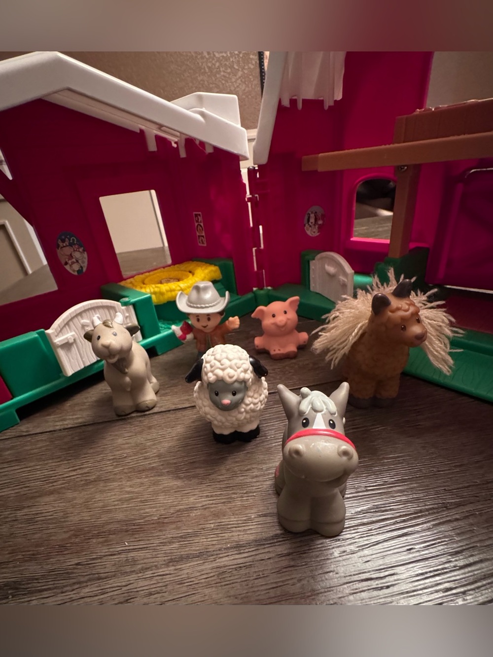 Fisher-Price Little People Farm Animal Set - Pink & Green Barn with Farm Animals